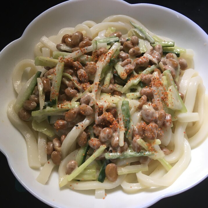 セロリの茎、きゅうり、納豆の釜揚げうどん